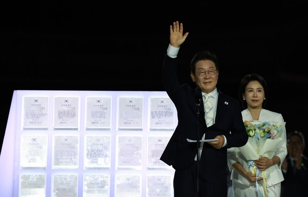 이재명 대통령과 김혜경 여사가 15일 서울 세종대로 광화문광장에서 열린 제21대 대통령 국민임명식 '광복 80년, 국민주권으로 미래를 세우다' 행사에서 국민 대표 80인으로부터 '빛의 임명장'을 받은 뒤 감사 인사를 하고 있다. /사진=연합뉴스