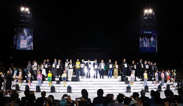 15일 서울 광화문광장에서 열린 제21대 대통령 국민임명식 행사에서 80인의 국민대표들이 무대에 올라와 있다. /사진=연합뉴스