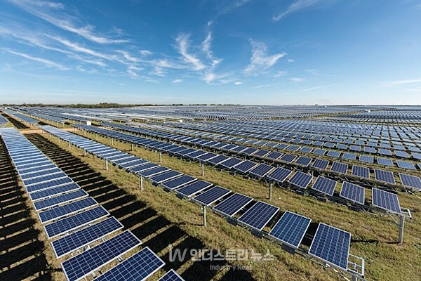 OCI홀딩스 자회사 OCI Energy가 운영하는 美 텍사스 샌안토니오 베어카운티의 알라모1 태양광 프로젝트 전경 [사진=OCI홀딩스]