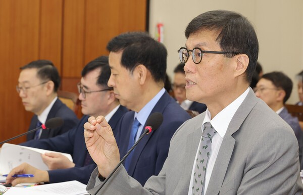 이창용 한국은행 총재가 19일 국회에서 열린 기획재정위원회 전체회의에서 원화 스테이블코인 정책 관련 추가 보고를 하고 있다/ 사진 = 연합뉴스