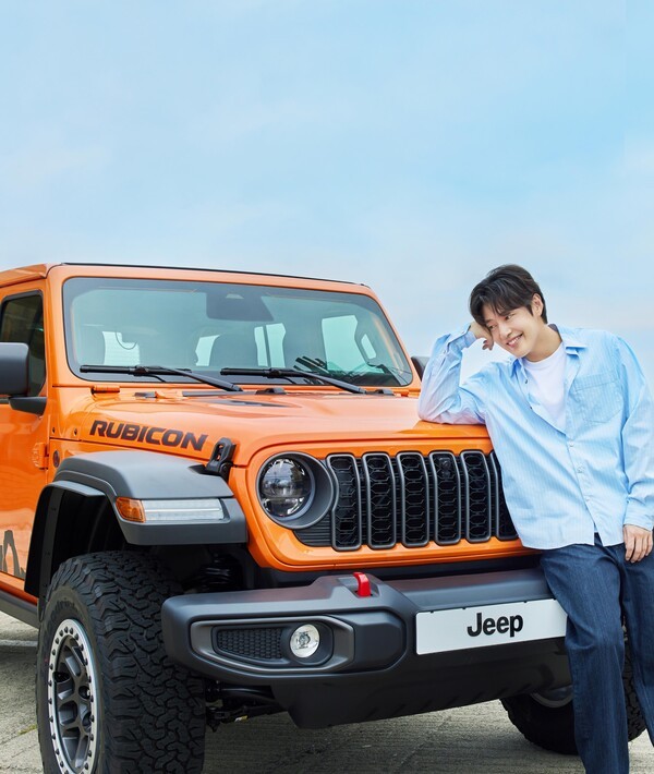 지프가 브랜드 앰배서더 배우 강하늘과 캠페인을 전개한다. 강하늘이 지프 랭글러 주스 에디션에 걸터앉아 포즈를 취하고 있다./사진=지프