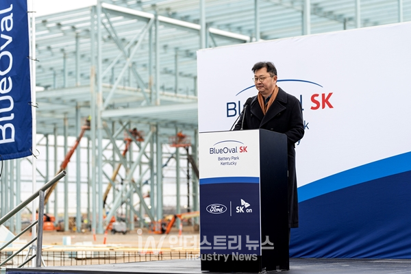 SK그룹 최재원 수석부회장이 지난 2022년 12월 미국 켄터키주 글렌데일에서 열린 블루오벌SK 켄터키 공장 기공식에서 축사를 하고 있다./사진=SK온