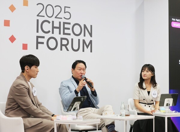 최태원 SK그룹 회장(가운데)이 지난 20일 서울 SK서린사옥에서 열린 ‘이천포럼2025’ 폐막 세션에서 구성원들과 질의응답 시간을 갖고 있다. /사진=SK그룹