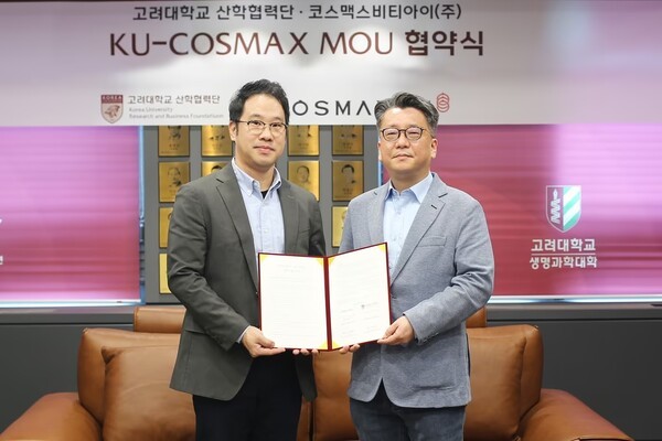 서울 성북구 고려대에서 열린 업무협약식에서 (왼쪽부터) 이동걸 코스맥스비티아이 MB랩장과 이병천 고려대 산학협력단 부단장이 기념 촬영을 하고 있다. /사진=코스맥스