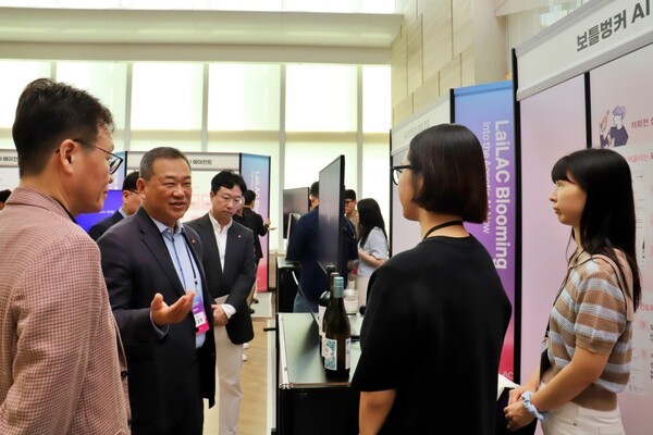 21일 서울 송파구 롯데월드타워에서 열린 제1회 ‘롯데 유통군 AI 컨퍼런스’에서 김상현 롯데 유통군 총괄대표 부회장(왼쪽 두번째)이 설명을 하고 있다. 롯데 유통군은 이번 컨퍼런스를 계기로 ‘AI 트랜스포메이션’을 추진하며 AI 기반 유통 혁신에 속도를 낼 방침이다./사진=롯데 유통군