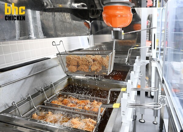 bhc가 첨단 튀김로봇 ‘튀봇’ 운영 매장을 전국 30개로 확대했다./사진=bhc