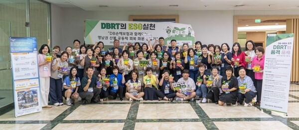 7월 26일 경기도 광주시 DB인재개발원에서 DBRT참가자들이 직접 제작한 화분을 들어보이고 있다/ 사진 = DB손해보험