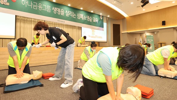 21일 하나금융그룹 명동사옥에서 열린 '골든타임 4분, 생명을 지키는 심폐소생술' 교육에서 임직원들이 자동심장충격기(AED) 실습을 하고 있다./ 사진 = 하나금융그룹