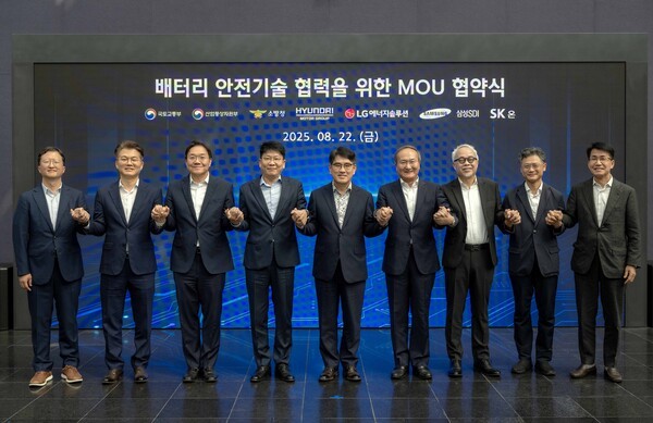 22일 경기 화성시 남양연구소에서 열린 ‘배터리 안전기술 협력을 위한 업무 협약 체결식’에서 참석자들이 기념사진을 촬영하고 있다. (왼쪽부터) 서울대학교 화학생물공학부 최장욱 교수, 국토교통부 모빌리티자동차국 김흥목 국장, 현대차·기아 전동화에너지솔루션담당 김창환 부사장, LG에너지솔루션 대표이사 김동명 사장, 현대차·기아 R&D본부 양희원 사장, SK온 대표이사 이석희 사장, 삼성SDI 대표이사 최주선 사장, 산업통상자원부 자동차과 박태현 과장, 현대차·기아 전략기획실 김동욱 부사장./사진=현대자동차