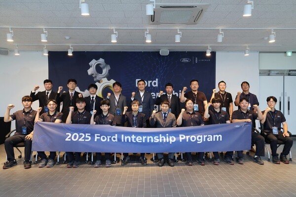 포드세일즈서비스코리아는 미래 자동차 산업을 이끌 우수 인재를 발굴하고 전문 테크니션을 육성하는 '2025 포드 미래 인재 양성 프로그램'을 성료했다. 참가자들이 기념사진을 찍고 있다./사진=포드세일즈서비스코리아