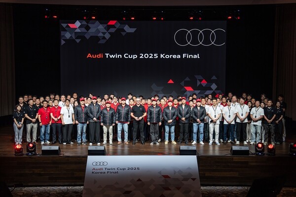아우디코리아는 지난 23일 인스파이어 엔터테인먼트 리조트 인천에서 열린 세일즈와 A/S 서비스 경진대회인 '아우디 트윈컵 2025' 한국 결선을 성공리에 마쳤다. 참가자들이 기념사진을 촬영하고 있다./사진=아우디코리아