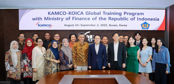 이종국 캠코 기업지원부문 총괄이사(첫줄 오른쪽에서 다섯 번째)와 요슈아 위스눙카라(Yoshua Wisnungkara) 인도네시아 재무부 실장(첫줄 왼쪽에서 여섯 번째) 및 관계자들이 8월 25일 부산국제금융센터(BIFC)에서 개최된 '국유재산의 효율적 관리를 위한 법률·정책 수립 역량강화 연수'가 끝난 뒤 기념사진을 촬영하고 있다. / 사진 = 한국자산관리공사