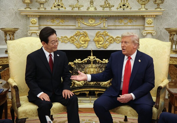 이재명 대통령이 25일(현지시간) 미국 워싱턴 DC 백악관 오벌오피스에서 도널드 트럼프 미국 대통령과 한미 정상회담을 하고 있다./사진=연합뉴스