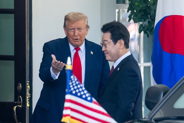 도널드 트럼프 미국 대통령이 25일(현지시간) 워싱턴DC 백악관을 방문한 이재명 대통령을 입구에서 맞고 있다. /사진=연합뉴스