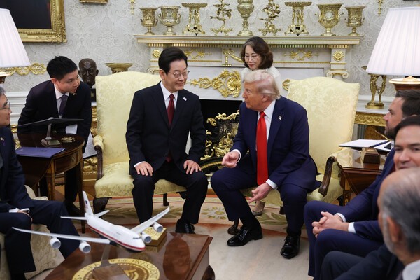 이재명 대통령이 25일(현지시간) 미국 워싱턴 DC 백악관 오벌오피스에서 도널드 트럼프 미국 대통령과 한미 정상회담을 하고 있다./사진=연합뉴스 