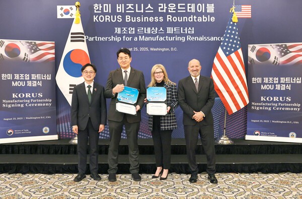 대한항공이 25일 워싱턴DC 현지에서 보잉 차세대 고효율 항공기 103대 구매를 위한 양해각서를 체결하고 19대 분량의 예비 엔진 구매 및 엔진 정비 서비스 계약도 추진한다. (왼쪽부터) 김정관 산업통상자원부장관, 조원태 한진그룹 회장, 스테파니 포프 보잉 상용기 부문 사장 겸 최고 경영자, 하워드 러트닉 미국 상무부 장관이 양해각서 체결 후 기념 촬영을 하고 있다./사진=대한항공