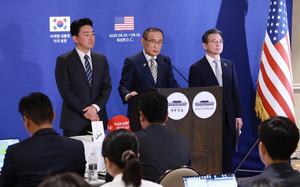 (왼쪽부터) 강훈식 대통령 비서실장, 위성락 국가안보실장, 김용범 정책실장이 25일(현지시간) 미국 워싱턴DC의 한국프레스센터가 마련된 호텔에서 이재명 대통령과 도널드 트럼프 미국 대통령의 한미 정상회담 관련 브리핑을 하고 있다./사진=연합뉴스