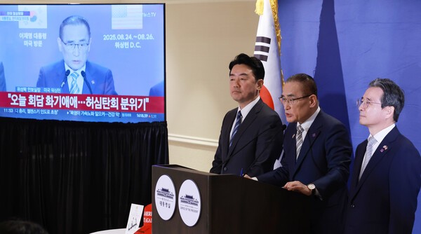 (왼쪽부터) 강훈식 대통령 비서실장, 위성락 국가안보실장, 김용범 정책실장이 25일(현지시간) 미국 워싱턴DC의 한국프레스센터가 마련된 호텔에서 이재명 대통령과 도널드 트럼프 미국 대통령의 한미 정상회담 관련 브리핑을 하고 있다./사진=연합뉴스