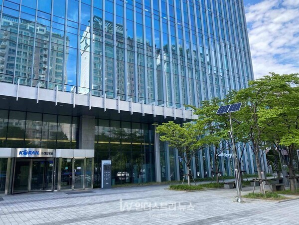 코레일유통이 사옥 부지에 설치한 태양광 가로등 [사진=코레일유통]
