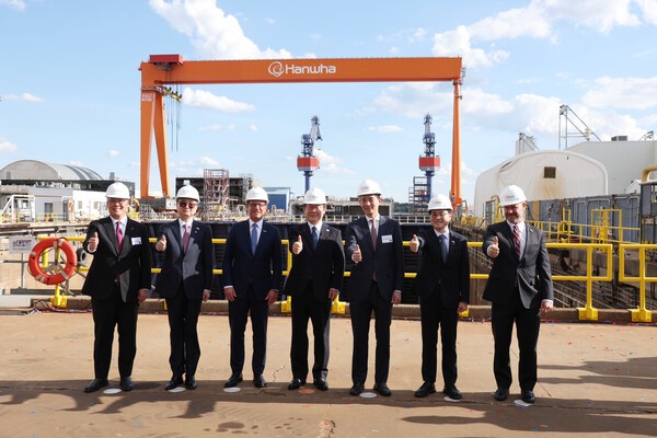 이재명 대통령이 26일(현지시간) 미국 필라델피아의 한화 필리조선소에서 열린 ‘스테이트 오브 메인’호 명명식 참석 후 기념 촬영을 하고 있다. (오른쪽 두번째부터) 김정관 산업통상자원부 장관, 김동관 한화그룹 부회장, 이 대통령, 조쉬 샤피로 펜실베이니아 주지사. /사진=연합뉴스