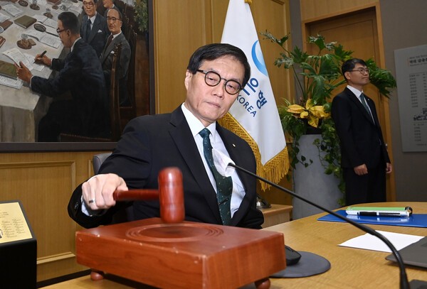 이창용 한국은행 총재가 28일 서울 중구 한국은행에서 열린 금융통화위원회에서 의사봉을 두드리고 있다. / 사진 = 연합뉴스 