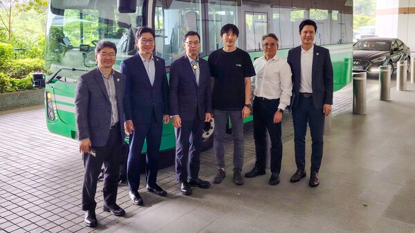 (왼쪽부터)백인기 코트라 싱가포르무역관장, 곽용주 기보 싱가포르지점장, 김민 주싱가포르대사관 공사, 성동형 오토노머스에이투지 싱가포르 법인장 및 박종석 이사, 김준겸 주싱가포르대사관 국토교통관이 지난 27일 싱가포르 현지에서 열린 시승행사에서 기념촬영을 하고 있다. / 사진 = 기술보증기금