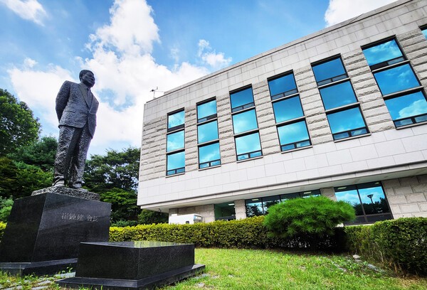 SK그룹이 1990년대 초 부지를 매입하고 직접 건설해 수원시에 기부채납한 수원 시립 선경도서관 전경과 최종건 SK그룹 창업회장 동상. /사진=SK그룹