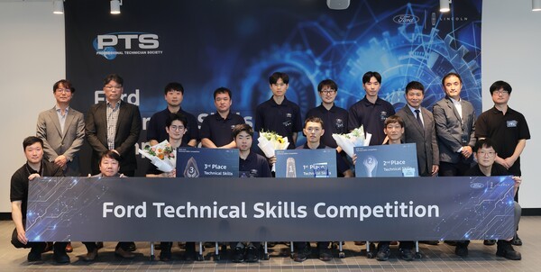 2025 포드 기술경진대회 수상자들과 포드코리아 관계자들이 수상식 후 기념사진을 촬영하고 있다./사진=포드코리아