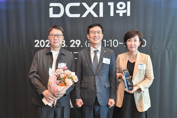 LG유플러스는 한국표준협회(KSA) 주관 '2025년 디지털고객경험지수(DCXI)'에서 이동통신 부문 1위를 차지했다. (오른쪽부터) LG유플러스 전경혜 디지털CX/성장담당과 문동민 한국표준협회 회장, 방욱재 디지털커머스개발Lab장이 시상식 후 기념촬영을 하고 있다./사진=LG유플러스