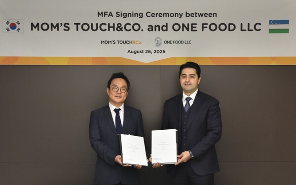 (왼쪽부터) 김동전 맘스터치앤컴퍼니 대표이사, 자파르 'ONE FOOD LLC' 대표이사가 기념사진을 촬영하고 있다./사진=맘스터치앤컴퍼니