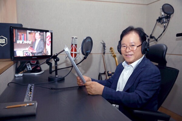 2025년9월2일 공개된 대표이사 음성기반 AI커스텀 보이스 제작을 위해 조항목 NS홈쇼핑 대표가 샘플링 녹음을 하고 있다./사진=NS홈쇼핑