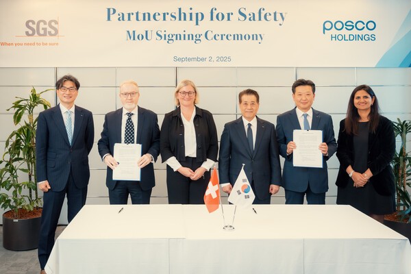 2025년9월2일 스위스 제네바에서 진행된 안전관리 체계 혁신을 위한 MOU 체결식에서 (왼쪽 두번재 부터) SGS 말콤 리드(Malcolm Reid) 유럽 총괄, 마르타 블라치코바(Marta Vlatohkova) CFO, 포스코그룹 장인화 회장이 기념촬영을 하고 있다./사진=포스코그룹