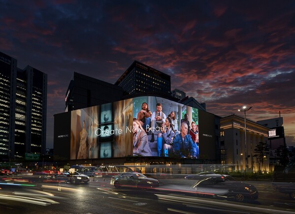 지난 1일 서울 중구 신세계 명동 본점 외벽에 표출된 브랜드 필름 영상 모습./사진=아모레퍼시픽