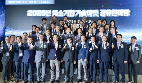 최원목 신용보증기금 이사장(앞줄 왼쪽 네 번째)과 임기근 기획재정부 제2차관( " 여섯 번째) 등 참석자들이 지난 2일 정부세종컨벤션센터에서 열린 ‘중소기업기술마켓 업무협약’ 체결식을 마친 뒤 제일 포즈를 취하며 웃고 있다. / 사진 = 신용보증기금