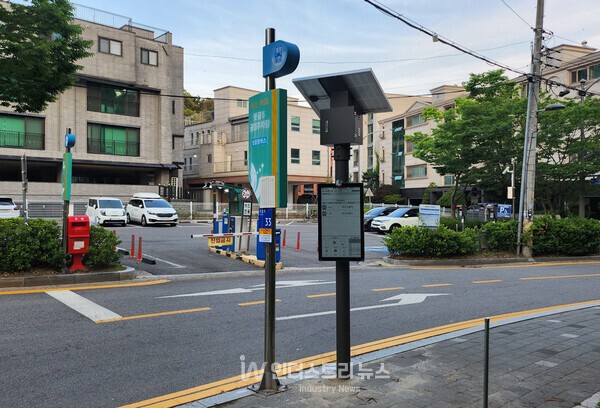 뒷골5 공영주차장 버스정류장에 설치된 태양광 버스정보안내기 [사진=과천시]