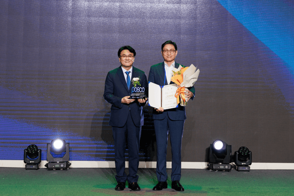 2025년9월4일 서울 용산구 드래곤시티에서 개최된 2025년 성과평과 우수기관 시상식에서 (왼쪽부터)  한국산업인력공단 이우영 이사장, 포스코 신경철 경영지원본부장이 기념촬영을 하고 있다./사진=포스코 