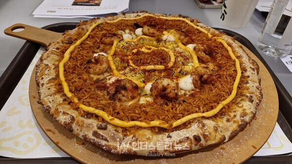 맘스터치는 5일 '바삭 옥수수 통새우 피자'를 본격 출시한 가운데, 공식 판매에 앞서 전날 서울 중구 맘스터치LAB DDP점에서 기자들을 대상으로 한 시식회를 열었다. 이 메뉴는 지난 7월 출시한 ‘트러플 바질 알리고 피자’에 이은 버터소금빵피자 라인업의 두 번째 메뉴로, ‘2030 여성’ 고객층을 주요 타깃으로 삼았다./사진=서영길 기자