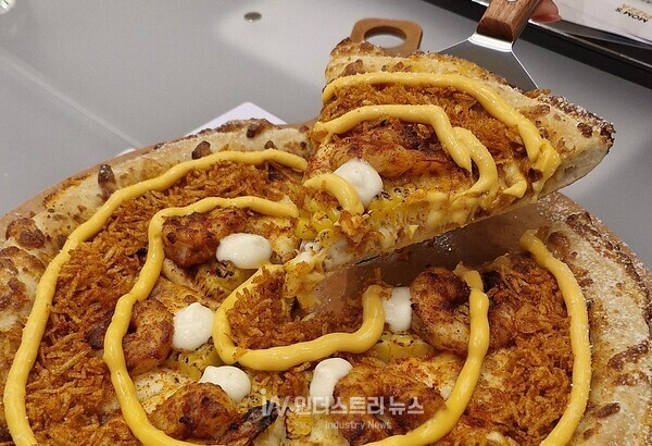 테이블 위에 서빙된 바삭 옥수수 통새우 피자는 비주얼부터 눈길을 끌었다. 노릇하게 구워진 소금빵 도우는 겉면이 바삭하게 갈라지면서도 속살은 쫀득하게 살아 식감을 만족시켰고 시식 전 피자에서 풍기는 버터 향은 맛도 보기 전 미각을 자극했다./사진=서영길 기자