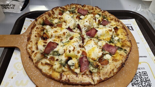 지난 7월 맘스피자 버터소금빵피자 첫 번째 라인업으로 출시된 ‘트러플 바질 알리고 피자’./사진=서영길 기자