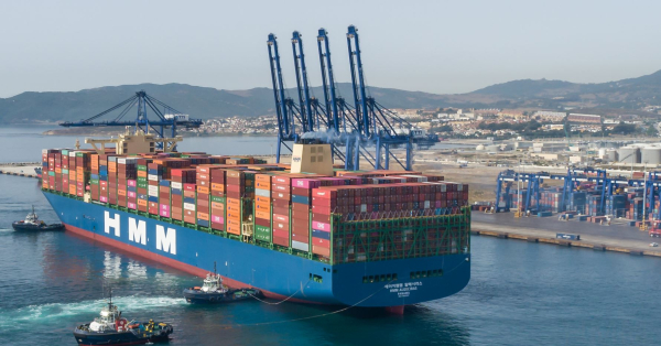 스페인 알헤시라스 터미널(TTIA)에 기항하는 2만4000 TEU급 컨테이너선 'HMM 알헤시라스호'./사진=HMM