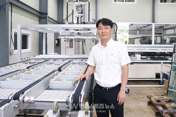 에스아이 양계용 부사장이 BIPV 모듈 생산장비 앞에서 공정 내용을 설명하고 있다.  [사진=인더스트리뉴스]
