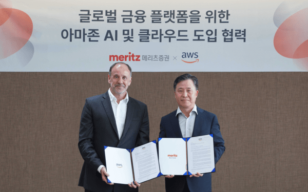 장원재 메리츠증권 대표이사(오른쪽)와 AWS 하이메 발레스 아시아·태평양·일본 총괄 부사장이 지난 4일 메리츠증권 본사에서 열린 '글로벌 금융 플랫폼을 위한 아마존 AI 및 클라우드 도입 협력' 협약식을 마친 뒤 협약서를 들어 보이고 있다. / 사진 = 메리츠증권