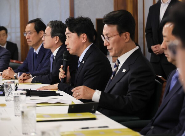 강훈식 대통령 비서실장이 7일 서울 종로구 총리공관에서 열린 고위당정협의회에서 마이크를 든 채 발언하고 있다./사진=연합뉴스