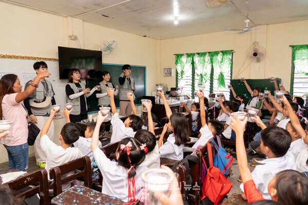 한국수자원공사 해외봉사단은 지난 8월 31일부터 약 일주일간 필리핀 현지 학생들에게 위생 및 안전교육, 정수처리 과정 체험, 문화교류 등의 봉사활동을 진행했다. [사진=한국수자원공사]