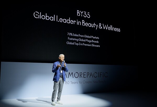 아모레퍼시픽 그룹 서경배 회장이 80주년 창립기념식에서 중장기 비전을 선포하고 있다./사진=아모레퍼시픽