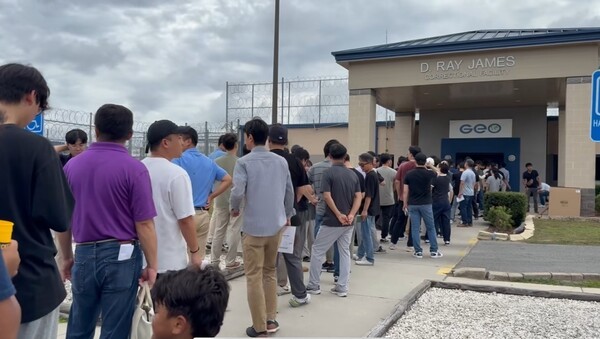 7일(현지시간) 미국 조지아주 포크스턴의 이민세관단속국(ICE) 구금시설 앞에서 관계사 직원들이 면담을 기다리고 있다./사진=연합뉴스