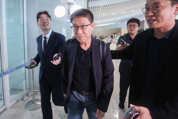 미국 이민당국이 조지아주 현대자동차그룹-LG에너지솔루션 공장에서 벌인 불법체류자 단속에서 300명이 넘는 한국인이 구금된 가운데 7일 인천국제공항 제2여객터미널에서 LG에너지솔루션 김기수 인사최고책임자(가운데)가 현장 대응을 위해 미국으로 출국하고 있다./사진=연합뉴스