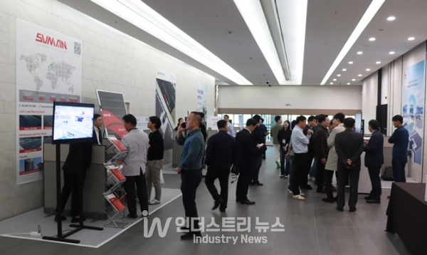 ‘PV_PPA KOREA 2025@대구 컨퍼런스’에는 지붕형 태양광발전소에 최적의 시스템을 구성하는 기업들의 솔루션을 소개하는 자리도 마련될 예정이다. 사진은 지난해 11월 개최된 ‘PV KOREA 2025@서울 컨퍼런스’ [사진=인더스트리뉴스]