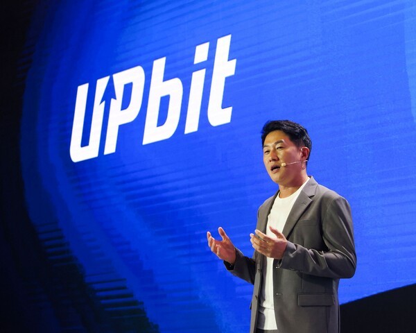 오경석 두나무 대표가 업비트 D 컨퍼런스 2025(UDC 2025) 오프닝 무대에서 두나무의 비전과 전략을 발표하고 있다. / 사진 = 두나무