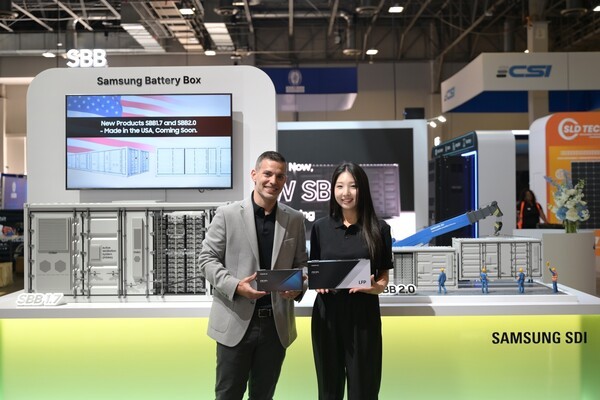​삼성SDI가 9일 개막한 'RE+ 2025'에서 SBB 신제품 등 차세대 ESS 배터리 라인업을 전시했다. 삼성SDI 임직원 모델이 SBB 신제품을 소개하고 있다./사진=삼성SDI